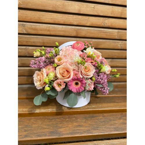 Aranjament floral in cutie cu liliac, trandafiri, lisianthus, hortensia Aranjament floral in cutie cu liliac, trandafiri, lisianthus, hortensia