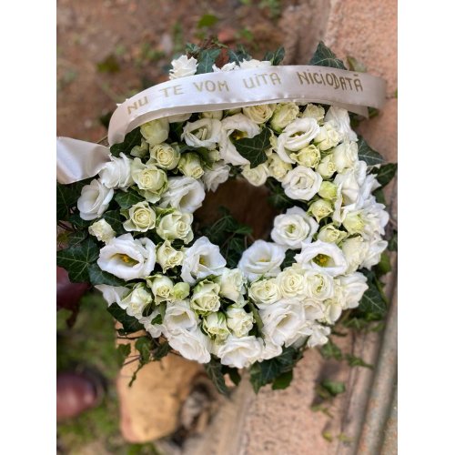 Coroana funerara cu flori albe diametru 50 cm Coroana funerara cu flori albe diametru 50 cm