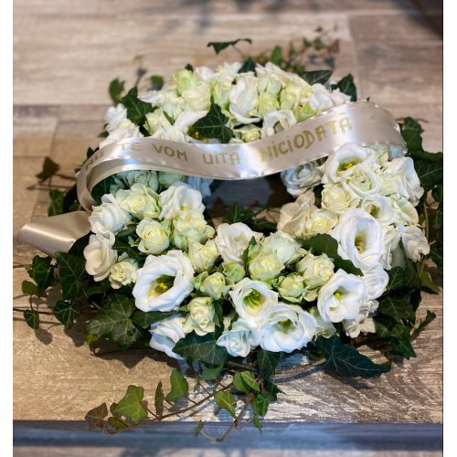 Coroana funerara cu flori albe diametru 50 cm Coroana funerara cu flori albe diametru 50 cm