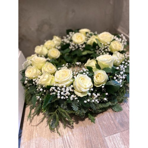 Coroana funerara diametru 40 cm cu trandafiri albi , gypsophilla si verdeata Coroana funerara diametru 40 cm cu trandafiri albi , gypsophilla si verdeata