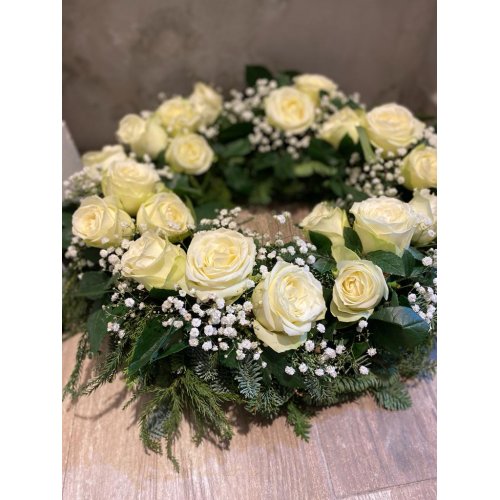 Coroana funerara diametru 40 cm cu trandafiri albi , gypsophilla si verdeata Coroana funerara diametru 40 cm cu trandafiri albi , gypsophilla si verdeata
