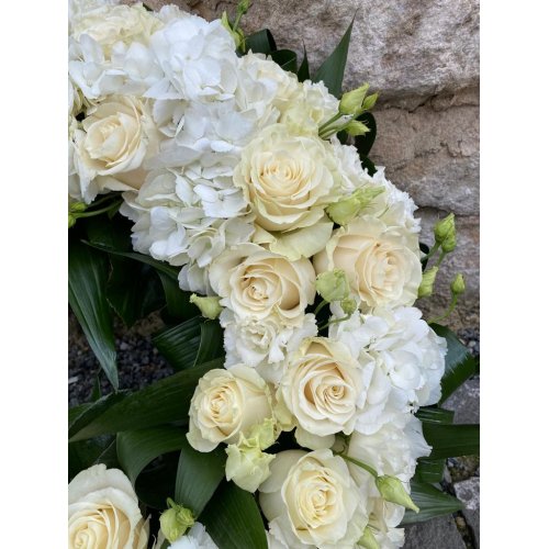Coroana funerara cu flori albe diametru 50 cm cu hydrangea, trandafiri , lisianthus  si verdeata Coroana funerara cu flori albe diametru 50 cm cu hydrangea, trandafiri , lisianthus  si verdeata