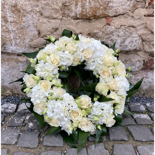 Coroana funerara cu flori albe diametru 50 cm cu hydrangea, trandafiri , lisianthus  si verdeata Coroana funerara cu flori albe diametru 50 cm cu hydrangea, trandafiri , lisianthus  si verdeata
