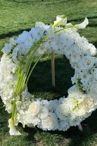 Coroana funerara cu Cale , Trandafiri, Germini, Crizanteme Diametru 65 cm Coroana funerara cu Cale , Trandafiri, Germini, Crizanteme Diametru 65 cm