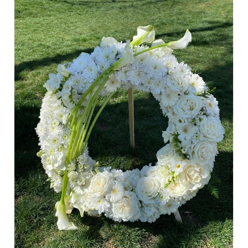 Coroana funerara cu Cale , Trandafiri, Germini, Crizanteme Diametru 65 cm Coroana funerara cu Cale , Trandafiri, Germini, Crizanteme Diametru 65 cm