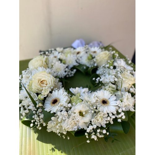 Coroana funerara cu trandafir, germini, crizanteme ,lisianthus , gipsophilla si verdeata, 40 cm Coroana funerara cu trandafir, germini, crizanteme ,lisianthus , gipsophilla si verdeata, 40 cm