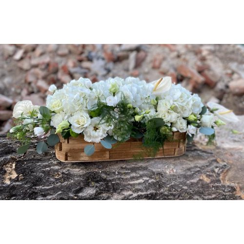 Aranjament in vas lemn cu flori albe Aranjament in vas lemn cu flori albe