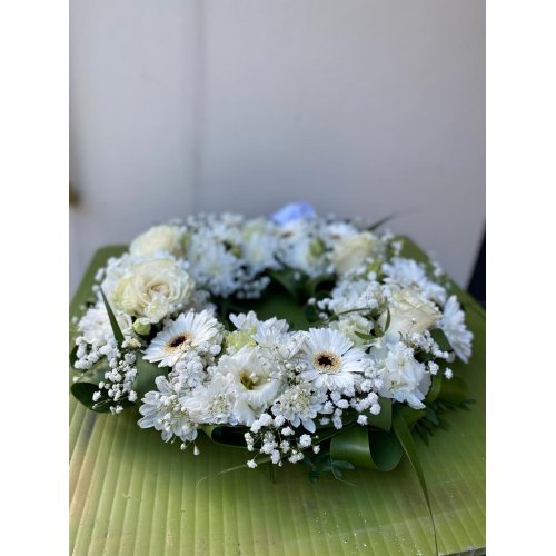 Coroana funerara cu trandafir, germini, crizanteme ,lisianthus , gipsophilla si verdeata, 40 cm Coroana funerara cu trandafir, germini, crizanteme ,lisianthus , gipsophilla si verdeata, 40 cm