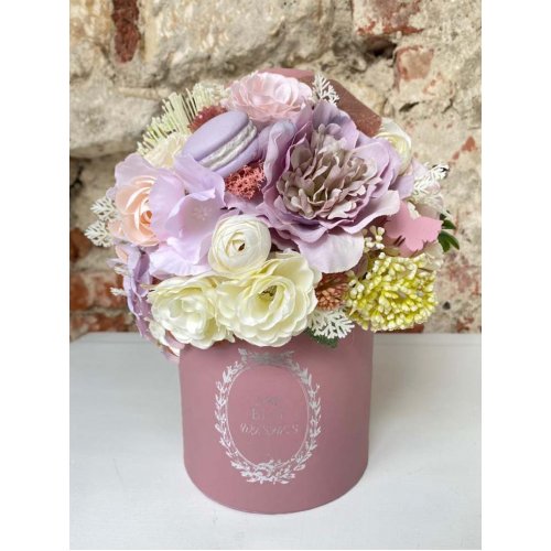 Aranjament cu flori de matase si plante uscate in cutie Aranjament cu flori de matase si plante uscate in cutie