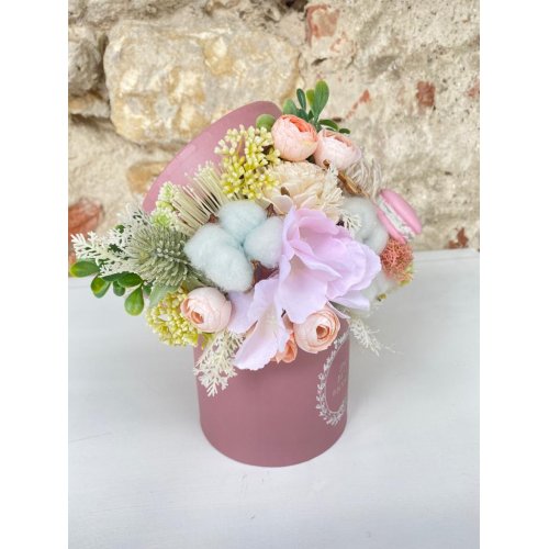 Aranjament in cutie cu flori de matase , plante uscate si accesorii Aranjament in cutie cu flori de matase , plante uscate si accesorii
