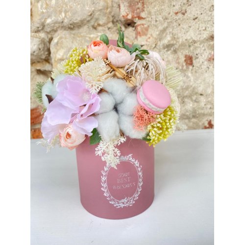 Aranjament in cutie cu flori de matase , plante uscate si accesorii Aranjament in cutie cu flori de matase , plante uscate si accesorii