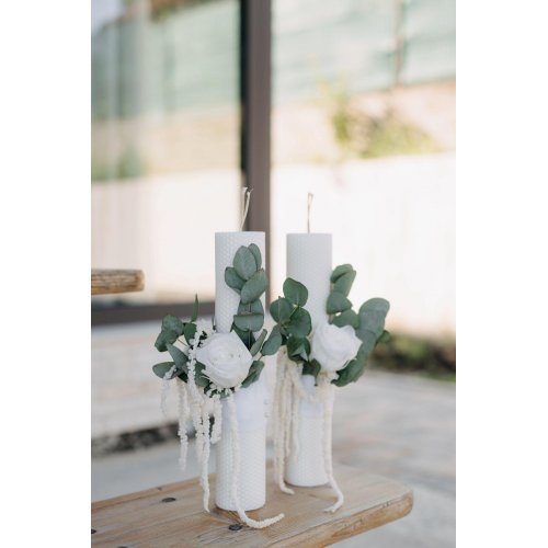 Lumanare alba din ceara naturala decorata 1 fir de trandafir alb criogenat , amaranthus si eucalipt Lumanare alba din ceara naturala decorata 1 fir de trandafir alb criogenat , amaranthus si eucalipt