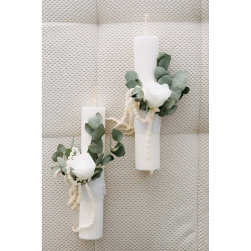 Lumanare alba din ceara naturala decorata  1 fir de trandafir alb criogenat , amaranthus  si eucalipt 