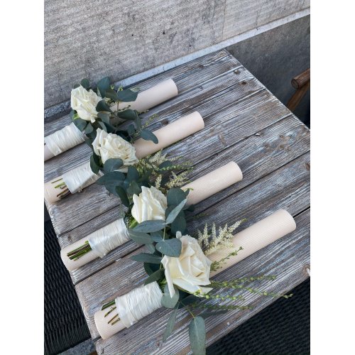 Lumanari striate decorate cu 1 fir de trandafir alb , Astilbe si Eucalipt 