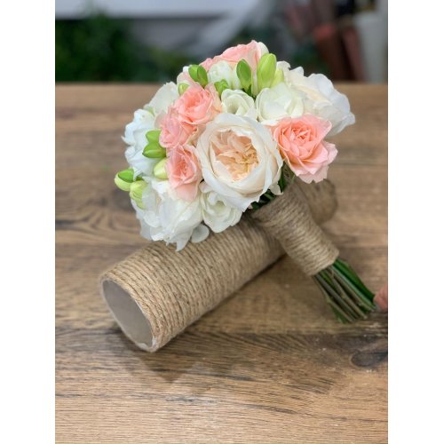 Blush Harmony – Buchet de mireasă cu trandafiri David Austin și frezii albe