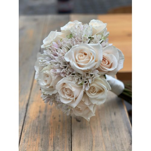 Buchet de mireasă cu trandafiri Vendela și Bouvardia albă Buchet de mireasă cu trandafiri Vendela și Bouvardia albă