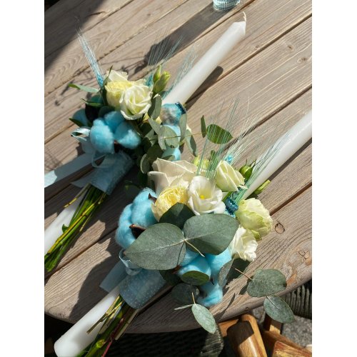 Lumanare cu flori albe si bumbac albastru Lumanare cu flori albe si bumbac albastru