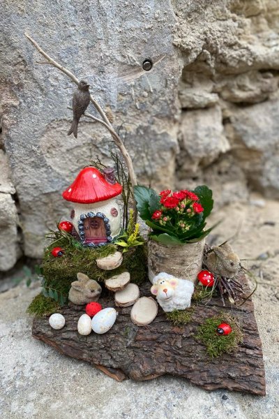 Aranjament de primavara cu Kalanchoe  Lungime 30 cm