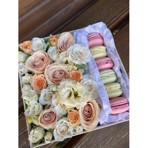Aranjament sweet box cu trandafiri , miniroze si macarons Diametru 25 cm Aranjament sweet box cu trandafiri , miniroze si macarons Diametru 25 cm