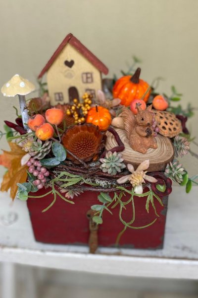 Aranjament de toamna cu veverita 23 cm