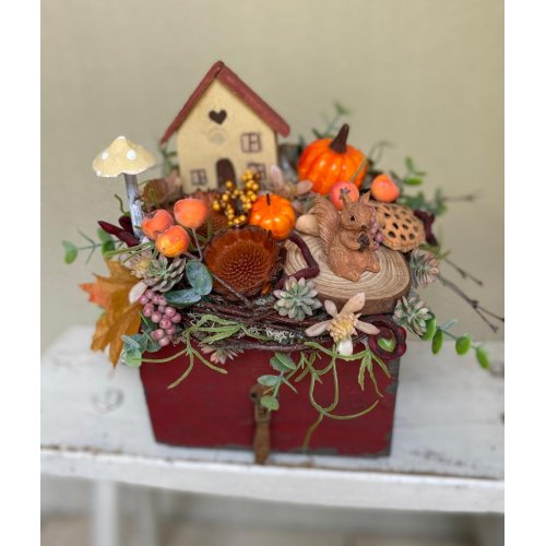 Aranjament de toamna cu veverita 23 cm Aranjament de toamna cu veverita 23 cm