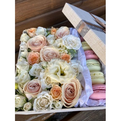 Aranjament sweet box cu trandafiri , miniroze si macarons Diametru 25 cm Aranjament sweet box cu trandafiri , miniroze si macarons Diametru 25 cm