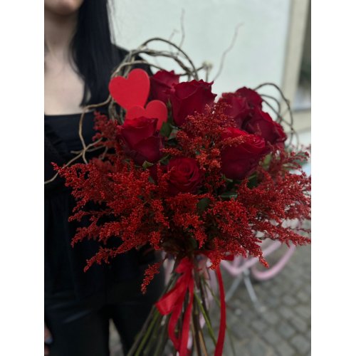 Buchet cu 11 trandafiri rosii , solidago si accesorii