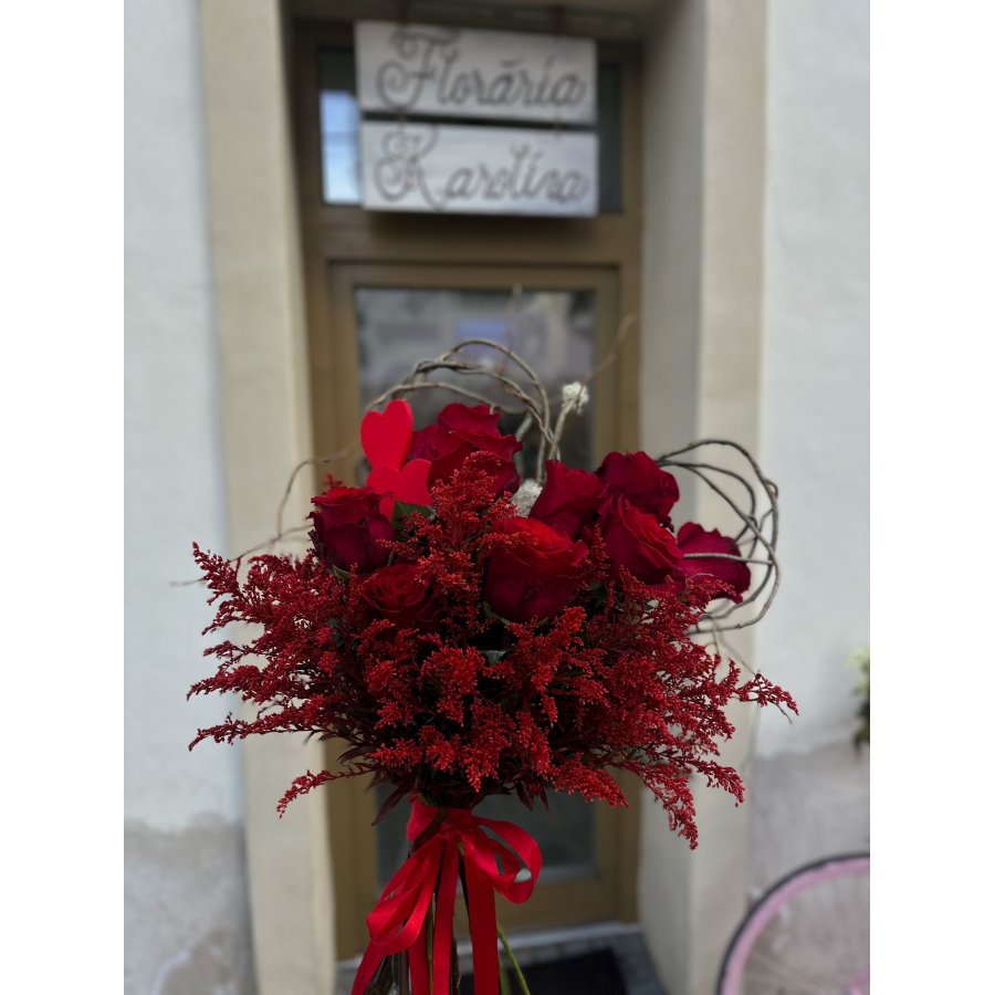 Buchet cu 11 trandafiri rosii , solidago si accesorii