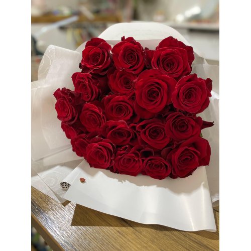 Buchet cu 19 fire Trandafiri rosii Buchet cu 19 fire Trandafiri rosii