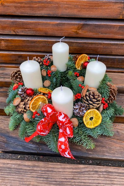 Coronita Advent cu lumanari albe ,ilex, conuri si portocale