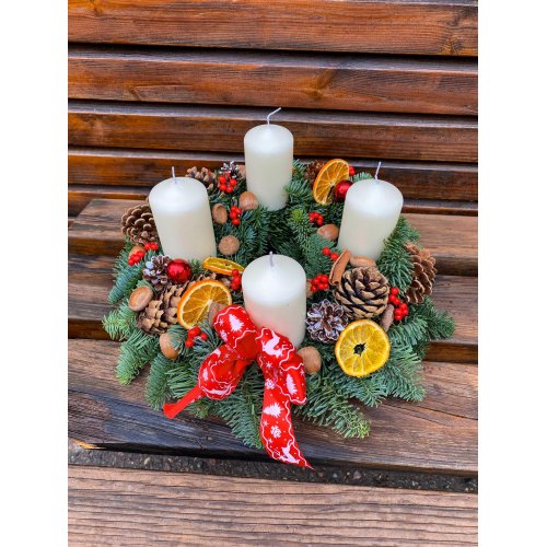 Coronita Advent cu lumanari albe ,ilex, conuri si portocale