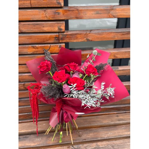 Buchet cu 5 trandafiri roșii , Amaranthus roșu, Eucalipt , Pampas și alte accesorii 