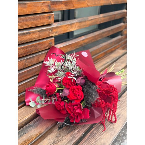 Buchet cu 5 trandafiri roșii , Amaranthus roșu, Eucalipt , Pampas și alte accesorii 