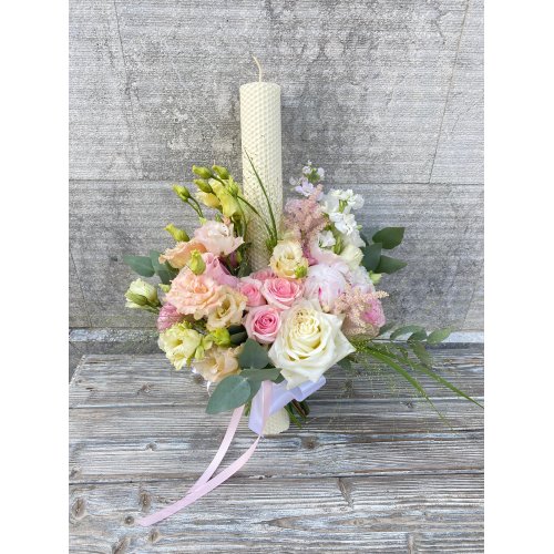 Lumanare alba din ceara decorat cu Lisianthus, Mathiola, Trandafiri, Miniroze, Bujori Lumanare alba din ceara decorat cu Lisianthus, Mathiola, Trandafiri, Miniroze, Bujori