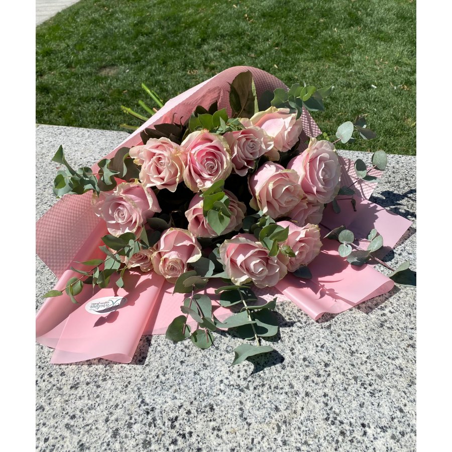 Buchet cu 13 Trandafiri roz Buchet cu 13 Trandafiri roz