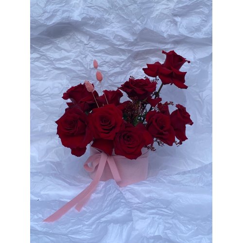 Aranjament floral in cutie cu 9 fire de trandafiri roșii 