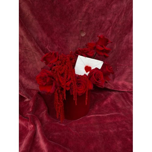 Aranjament floral in cutie cu 13 fire de trandafiri roșii 
