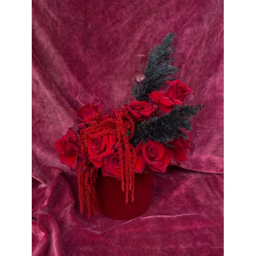 Aranjament floral in cutie cu 15 fire de trandafiri roșii si Pampas negru 