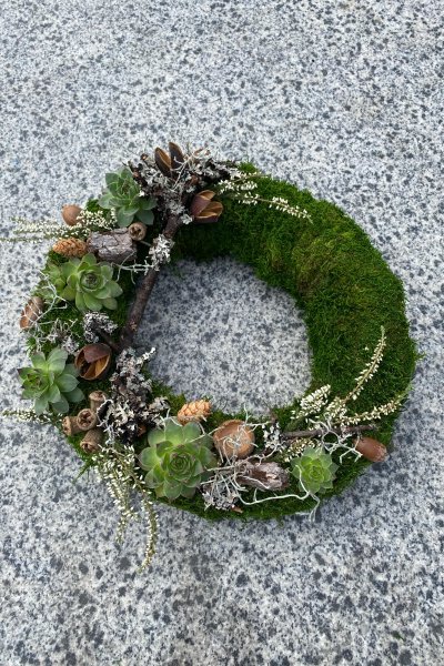 Coronita de muschi cu suculente si flori uscate
