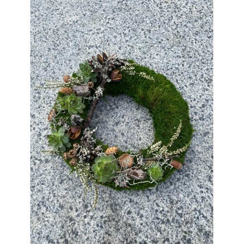 Coronita de muschi cu suculente si flori uscate Coronita de muschi cu suculente si flori uscate