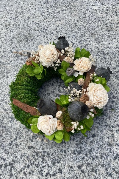 Coronita de muschi decorat cu flori si plante uscate , 20 cm