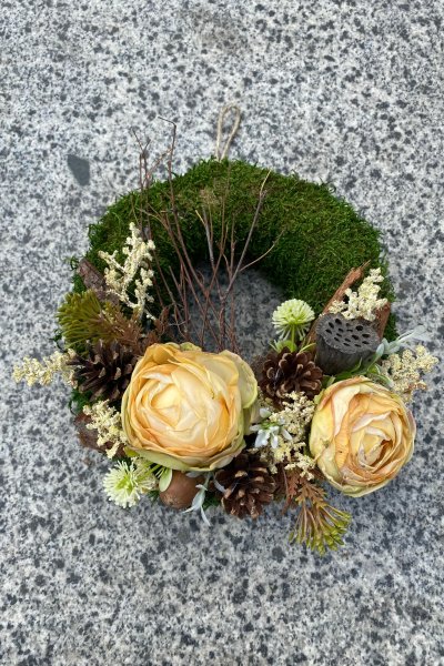 Coronita de muschi cu flori de matase si plante uscate, diametru 20 cm