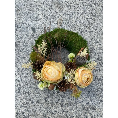 Coronita de muschi cu flori de matase si plante uscate, diametru 20 cm Coronita de muschi cu flori de matase si plante uscate, diametru 20 cm