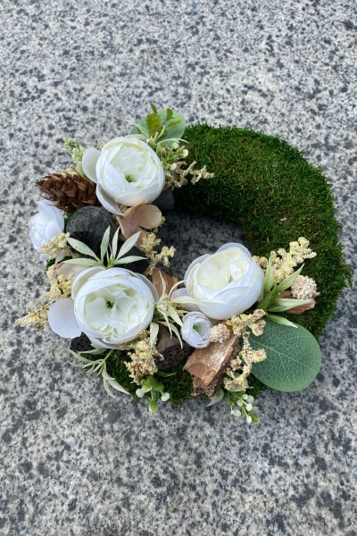 Coronita din muschi decorat cu flori de matase si plante uscate , diametru 20 cm