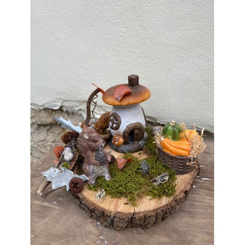 Aranjament de toamna pe lemn cu veverita, casita ceramica si cos cu dovleci Aranjament de toamna pe lemn cu veverita, casita ceramica si cos cu dovleci