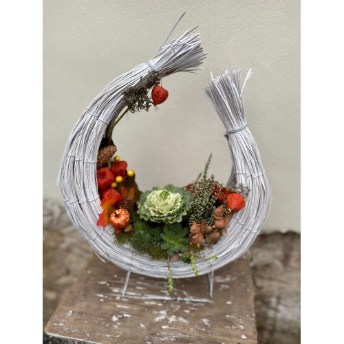 Aranjament de toamna cu calluna ,brassica si accesorii