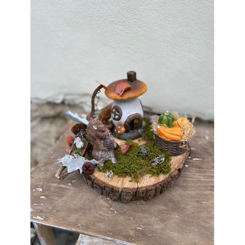 Aranjament de toamna pe lemn cu veverita, casita ceramica si cos cu dovleci  Aranjament de toamna pe lemn cu veverita, casita ceramica si cos cu dovleci
