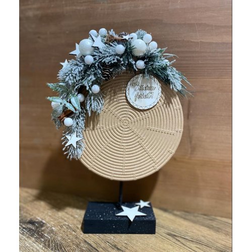 Aranjament de craciun cu brad artificial si globuri Aranjament de craciun cu brad artificial si globuri