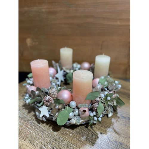 Coronita de advent din nuiele accesorizat cu eucalypt , globuri, conuri Coronita de advent din nuiele accesorizat cu eucalypt , globuri, conuri