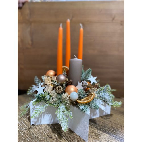 Aranjament advent in vas de lemn in forma de stea cu brad artificial si accesorizat cu globuri, conuri , portocale uscate Aranjament advent in vas de lemn in forma de stea cu brad artificial si accesorizat cu globuri, conuri , portocale uscate